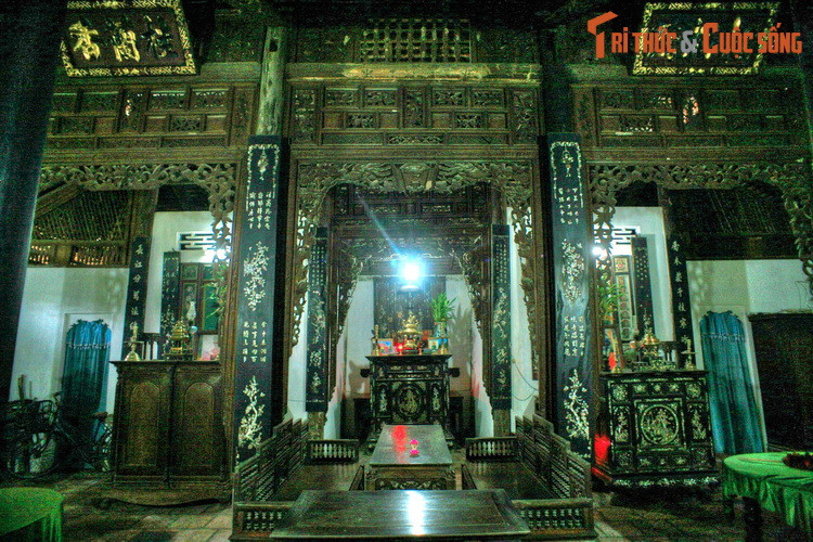 Gian giữa của ngôi nhà chia làm hai phần. Phần bên trong là không gian thờ tự của gia đình. Phần bên ngoài bày các bộ bàn ghế gỗ dùng để tiếp khách.