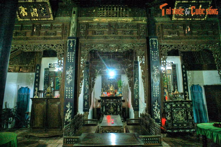 Gian giữa của ngôi nhà chia làm hai phần. Phần bên trong là không gian thờ tự của gia đình. Phần bên ngoài bày các bộ bàn ghế gỗ dùng để tiếp khách.