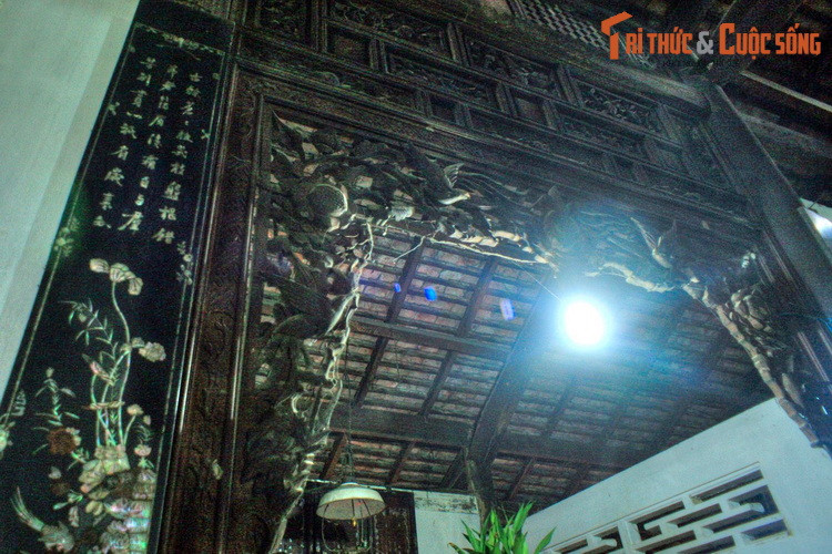 Trên các cấu kiện gỗ của ngôi nhà có nhiều hình ảnh mang đặc trưng văn hóa Nam Bộ như các loại quả lê, lựu, na, hoa sen, hoa mai, mẫu đơn...