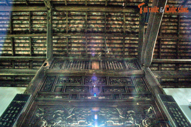 Nét đặc biệt của nhà cổ ông Tòng là trang trí nội thất rất công phu, minh chứng cho bàn tay khéo léo của những người thợ tài ba cùng sự sắp xếp, bày biện hợp lý của chủ nhân ngôi nhà.