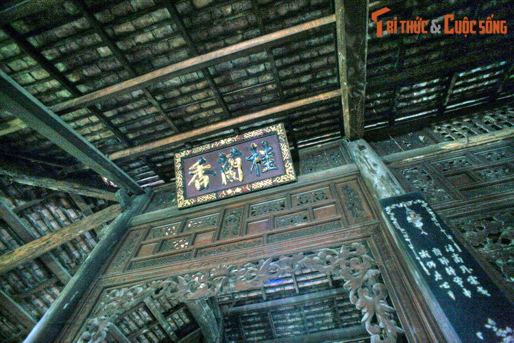 Điều này thể hiện đậm nét ở các hàng cột được trang trí bao lam chạm chạm trổ họa tiết vô cùng tỉ mỉ và sống động.