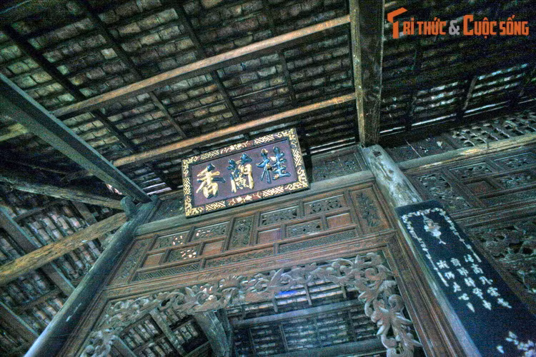 Điều này thể hiện đậm nét ở các hàng cột được trang trí bao lam chạm chạm trổ họa tiết vô cùng tỉ mỉ và sống động.