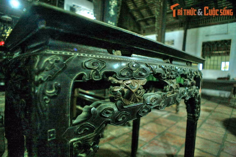 Các món đồ nội thất như bàn ghế tủ thờ, liễn đối... đều được làm từ gỗ quý, tạo hình tinh tế, khảm xà cừ rất kỳ công.