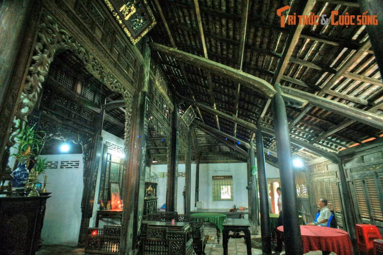 Về tổng thể, nhà cổ của ông Tòng được xây theo hình chữ “Đinh” (丁), gồm nhà chính và nhà phụ. Nhà chính có cấu trúc nhà rường 3 gian, 2 chái, mái lợp ngói vảy cá, vách cây, nền lót gạch tàu, được chống đỡ bằng 36 cây cột tròn và vuông kê trên chân tảng bằng đá xanh