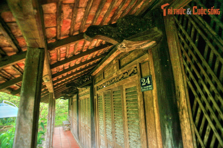 Ngược dòng thời gian, ngôi nhà được ông Đỗ Chánh Trực xây cất vào năm 1929. Công trình được tu bổ vào các năm 1954, 1980, 1995 và 2002 nhưng vẫn giữ được những nét kiến trúc ban đầu. Chủ nhân hiện tại của căn nhà cổ là ông Đỗ Văn Tòng, cháu nội ông Đỗ Chánh Trực.