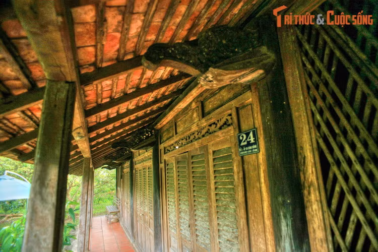 Ngược dòng thời gian, ngôi nhà được ông Đỗ Chánh Trực xây cất vào năm 1929. Công trình được tu bổ vào các năm 1954, 1980, 1995 và 2002 nhưng vẫn giữ được những nét kiến trúc ban đầu. Chủ nhân hiện tại của căn nhà cổ là ông Đỗ Văn Tòng, cháu nội ông Đỗ Chánh Trực.