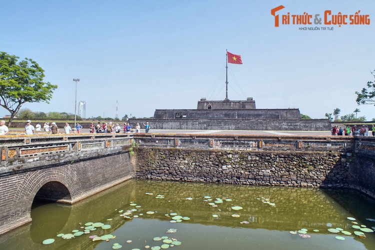 Trong giây phút trọng đại ấy, cùng với giai điệu hùng tráng của bài hát “Tiến quân ca”, trên kỳ đài Huế, lá cờ đỏ sao vàng tung bay giữa trời Huế tự do, độc lập.