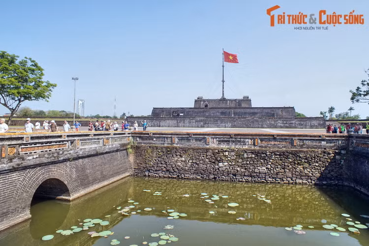 Trong giây phút trọng đại ấy, cùng với giai điệu hùng tráng của bài hát “Tiến quân ca”, trên kỳ đài Huế, lá cờ đỏ sao vàng tung bay giữa trời Huế tự do, độc lập.