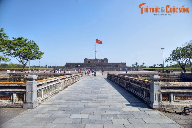 Khi tất cả đã an vị, vua Bảo Đại bắt đầu đọc chiếu thoái vị để rời khỏi ngai vàng, trở về làm công dân của một nước độc lập. Đó là một thời khắc đặc biệt, khi chế độ phong kiến kéo dài hơn 1.000 năm đã chính thức được khép lại.