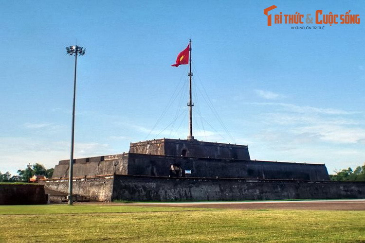 "...Bảo Đại đọc xong thì trên kỳ đài cờ vàng của nhà vua từ từ hạ xuống và lá cờ nền đỏ thắm tươi long lanh năm cánh sao vàng được kéo lên giữa tiếng vỗ tay, những tiếng hoan hô như sấm cắt ngang bởi 21 phát súng lệnh vang lên chào quốc kỳ mới của Tổ quốc hồi sinh...".