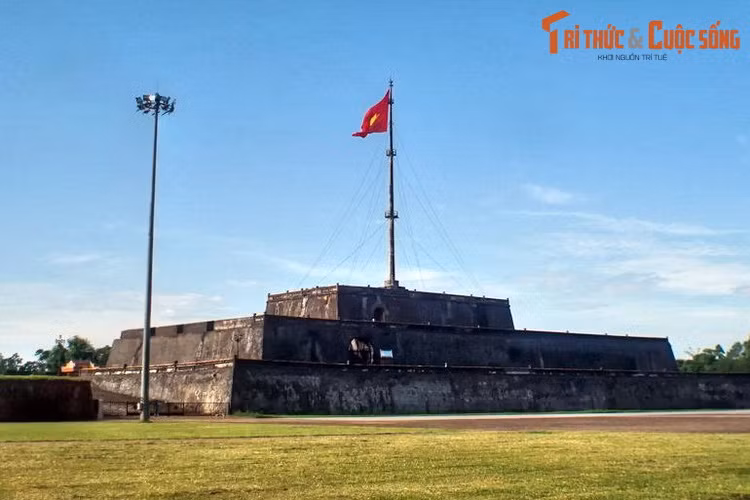 "...Bảo Đại đọc xong thì trên kỳ đài cờ vàng của nhà vua từ từ hạ xuống và lá cờ nền đỏ thắm tươi long lanh năm cánh sao vàng được kéo lên giữa tiếng vỗ tay, những tiếng hoan hô như sấm cắt ngang bởi 21 phát súng lệnh vang lên chào quốc kỳ mới của Tổ quốc hồi sinh...".