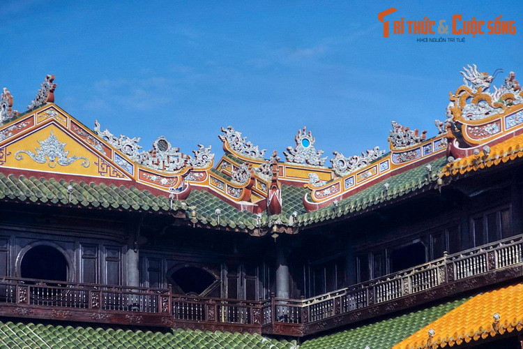 Trong chiếu thoái vị có câu: "Riêng về phần Trẫm, trong hai mươi năm ở ngôi, Trẫm đã trải qua bao nhiêu cay đắng. Trẫm muốn được làm Dân một nước tự do, hơn làm Vua một nước bị trị".