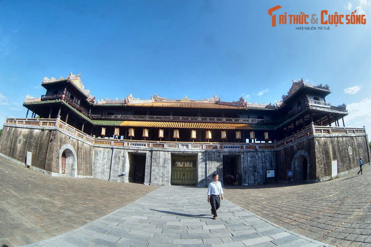 Sau khi đọc chiếu thoái vị, cựu hoàng Bảo đại trao lại cho đại diện Chính phủ ấn bằng vàng và một thanh gươm bằng vàng nạm ngọc, tượng trưng cho quyền lực của chế độ phong kiến.