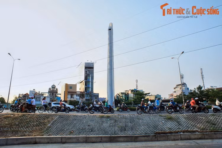Những vị khách phương xa lần đầu ghé thăm TP. HCM sẽ không khỏi ngạc nhiên khi nhìn thấy những ngọn tháp có hình thù khá lạ mắt "mọc lên" giữa thành phố này. Một tháp nằm ở đường Điện Biên Phủ, gần cầu Điện Biên Phủ, thuộc địa phận quận Bình Thạnh.