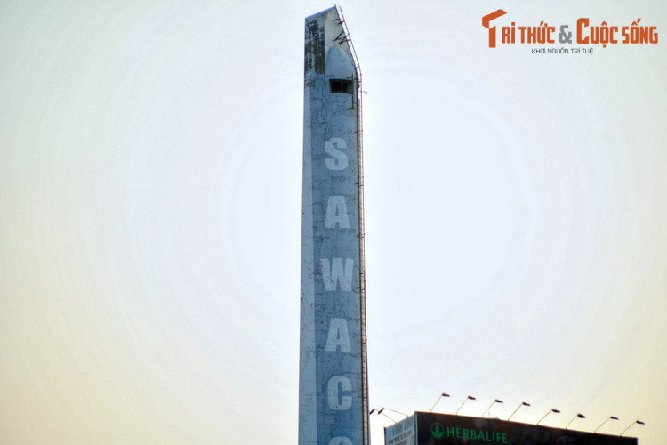 Khi nước từ nhà máy bơm vào đường ống lớn chạy về đến tháp, áp lực nước sẽ được điều tiết, giảm xuống, trước khi nguồn nước này hòa vào mạng lưới đường ống nhỏ hơn.