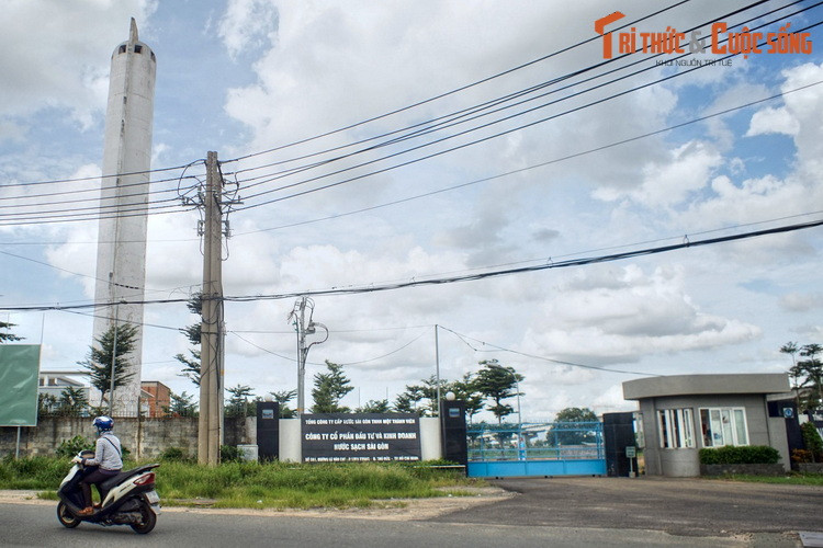 Ngược dòng lịch sử, nhà máy nước Thủ Đức được thành lập ngày 12/12/1966 với tên gọi Sở sản xuất nước sông Đồng Nai, là nhà máy nước lớn nhất Đông Nam Á thời điểm đó. Có công suất 450.000 m2/ngày, nhà máy cung cấp đến 90% lượng nước sạch cho cư dân thành phố Sài Gòn.