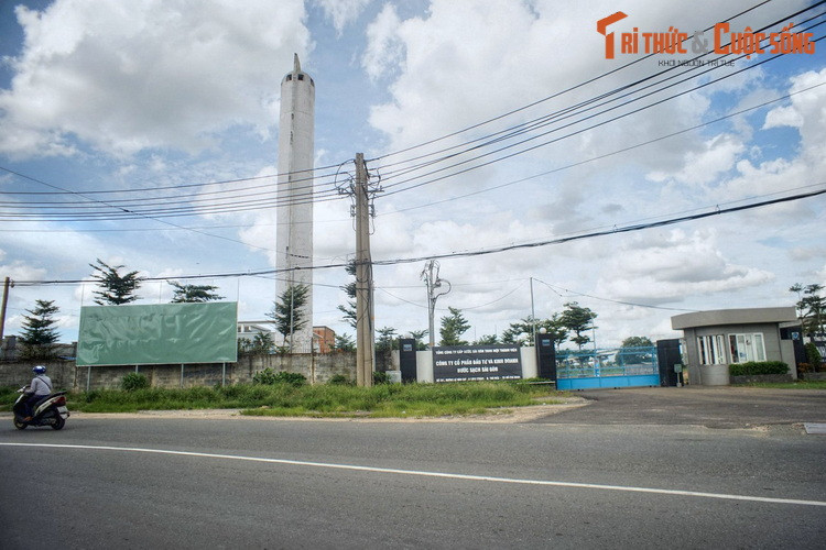 Nhiều người sẽ bất ngờ khi biết hai công trình này đã có tuổi đời hơn 50 năm. Cụ thể, đây là hai tháp điều áp của nhà máy nước Thủ Đức, được xây năm 1966, là nhà máy nước chính cung cấp nước sinh hoạt cho Sài Gòn giai đoạn trước 1975. Đến nay nhà máy này vẫn hoạt động.