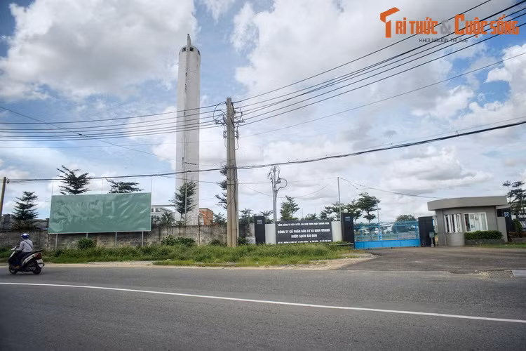 Nhiều người sẽ bất ngờ khi biết hai công trình này đã có tuổi đời hơn 50 năm. Cụ thể, đây là hai tháp điều áp của nhà máy nước Thủ Đức, được xây năm 1966, là nhà máy nước chính cung cấp nước sinh hoạt cho Sài Gòn giai đoạn trước 1975. Đến nay nhà máy này vẫn hoạt động.