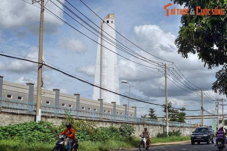 Một tháp khác nằm bên xa lộ Hà Nội, thuộc địa phận phường Linh Trung, TP Thủ Đức. Hai tòa tháp này giống nhau như hai anh em sinh đôi với thân hình thẳng đuột, cao khoảng 30 mét, có thể nhìn thấy từ rất xa.