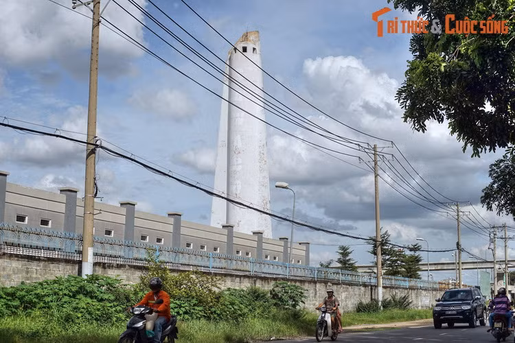 Một tháp khác nằm bên xa lộ Hà Nội, thuộc địa phận phường Linh Trung, TP Thủ Đức. Hai tòa tháp này giống nhau như hai anh em sinh đôi với thân hình thẳng đuột, cao khoảng 30 mét, có thể nhìn thấy từ rất xa.