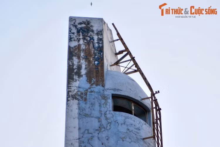 Ví dụ cụ thể, nước từ nhà máy bơm ra với áp lực lớn tương đương với cột nước cao hơn 30 mét thì khi đến tháp điều áp, nước sẽ dâng lên cao rồi tràn ra.