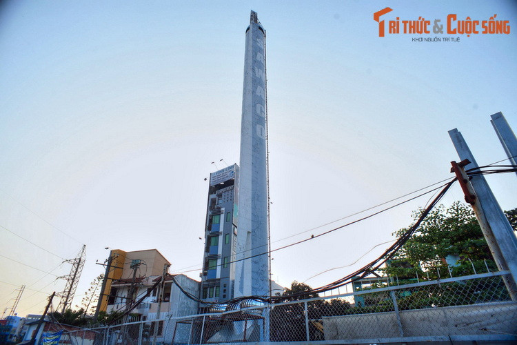 Tháp điều áp có nguyên lý hoạt động khá đơn giản. Theo đó, dọc thân tháp có một đường ống nối thông với đường ống cấp nước lớn bên dưới.