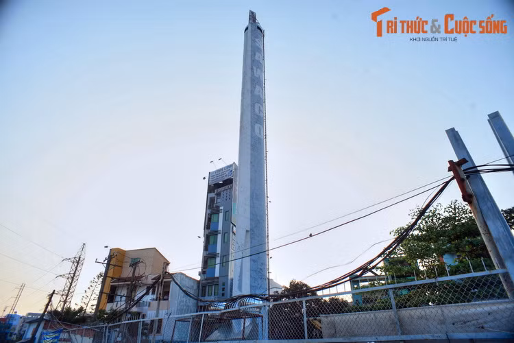 Tháp điều áp có nguyên lý hoạt động khá đơn giản. Theo đó, dọc thân tháp có một đường ống nối thông với đường ống cấp nước lớn bên dưới.