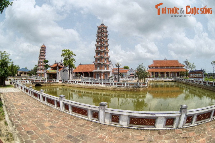 Nằm ở xã Mỹ Thủy, huyện Lệ Thủy, tỉnh Quảng Bình, chùa Hoằng Phúc được ghi nhận trong sử sách từ năm 1301, là ngôi chùa cổ nhất miền Trung. Chùa được xây lại khang trang vào năm 2014-2016, trở thành địa điểm tâm linh thu hút đông đảo du khách ở Quảng Bình.