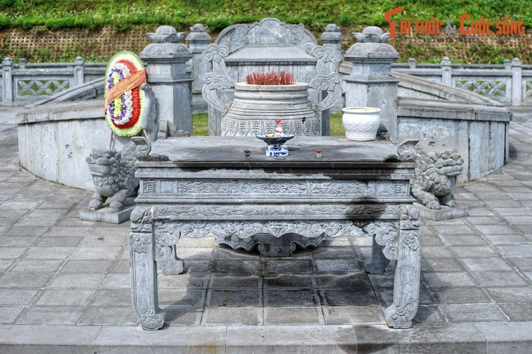 Nằm ở xã Trường Thủy, huyện Lệ Thủy, tỉnh Quảng Bình, khu lăng mộ Nguyễn Hữu Cảnh là nơi an nghỉ của vị tướng có công lớn dưới thời chúa Nguyễn trong việc đánh giặc, mở cõi, định hình lãnh thổ Việt Nam. Khu lăng mộ này đã được trùng tu lớn vào năm 2013.