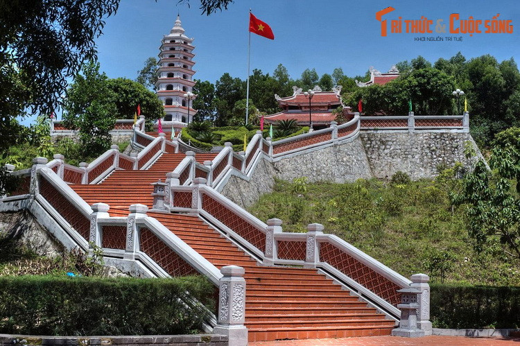 Nằm ở xã Hiền Ninh, huyện Quảng Ninh, tỉnh Quảng Bình, bến phà Long Đại là nơi ghi dấu sự hy sinh của lực lượng thanh niên xung phong trên đường Trường Sơn.