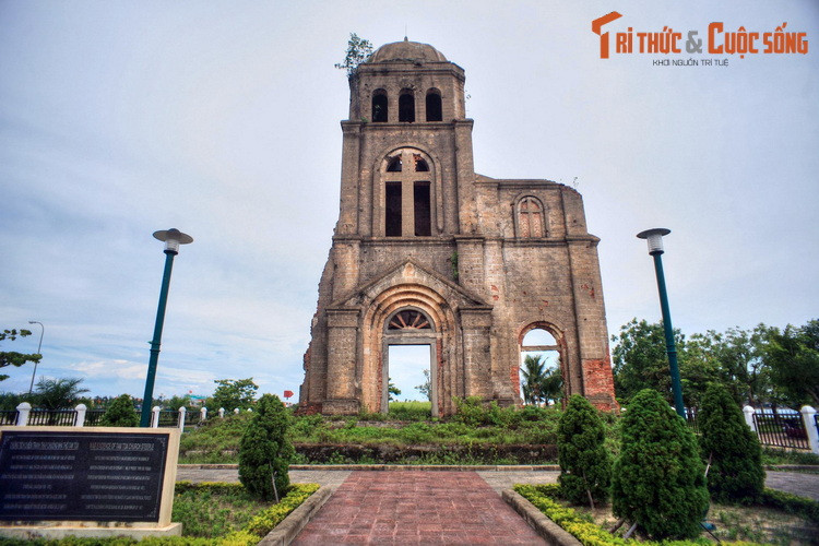 Nằm trên đường Nguyễn Du ở trung tâm TP Đồng Hới, nhà thờ Tam Tòa từng là một trong những nhà thờ đẹp nhất ở Việt Nam thời thuộc địa.