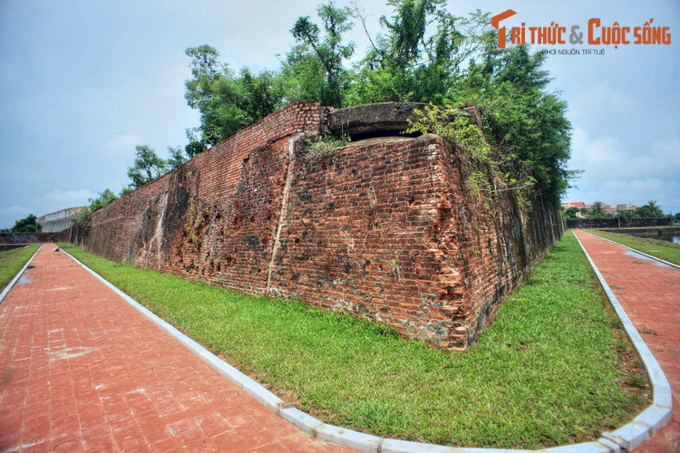 Nằm ở phường Hải Đình, TP Đồng Hới, thành cổ Đồng Hới được xây vào năm 1812, đến năm 1824 được xây lại theo kiến trúc Vauban. Dù đã bị tổn hại nhiều qua các cuộc chiến tranh, thành Đồng Hới vẫn bảo lưu được nhiều yếu tố gốc, là một trong những tòa thành cổ đẹp nhất Việt Nam.
