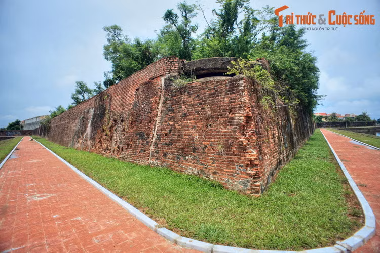 Nằm ở phường Hải Đình, TP Đồng Hới, thành cổ Đồng Hới được xây vào năm 1812, đến năm 1824 được xây lại theo kiến trúc Vauban. Dù đã bị tổn hại nhiều qua các cuộc chiến tranh, thành Đồng Hới vẫn bảo lưu được nhiều yếu tố gốc, là một trong những tòa thành cổ đẹp nhất Việt Nam.
