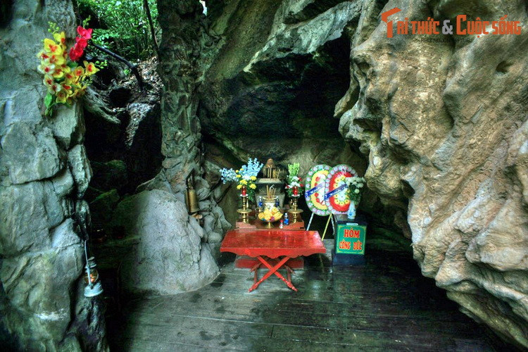 Hang Tám Cô nằm ở địa phận huyện Bố Trạch, tỉnh Quảng Bình, là một di tích lịch sử của đường Trường Sơn. Cái tên Tám Cô có từ khi 8 cô gái thanh niên xung phong đến hang làm nhiệm vụ giữ huyết mạch giao thông.