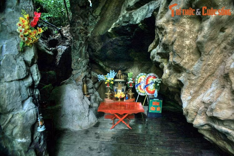 Hang Tám Cô nằm ở địa phận huyện Bố Trạch, tỉnh Quảng Bình, là một di tích lịch sử của đường Trường Sơn. Cái tên Tám Cô có từ khi 8 cô gái thanh niên xung phong đến hang làm nhiệm vụ giữ huyết mạch giao thông.