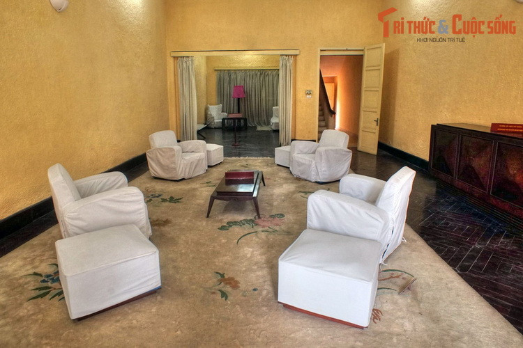 “Trong căn buồng nhỏ thiếu ánh sáng của ngôi nhà sâu thẳm, nằm giữa một trong 36 phố phường cổ kính của Hà Nội, Bác ngồi làm việc, khi thì viết, khi thì đánh máy”.