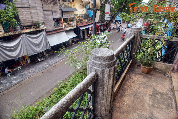 “...Chúng xuất hiện như những vết nhơ trên thành phố vừa quét sạch được mùi hôi tanh của bọn thực dân. Nhìn chúng lần này thảm hại hơn nhiều so với lần chúng tôi đã nhìn thấy chúng năm năm trước tại Côn Minh, Quế Lâm”.