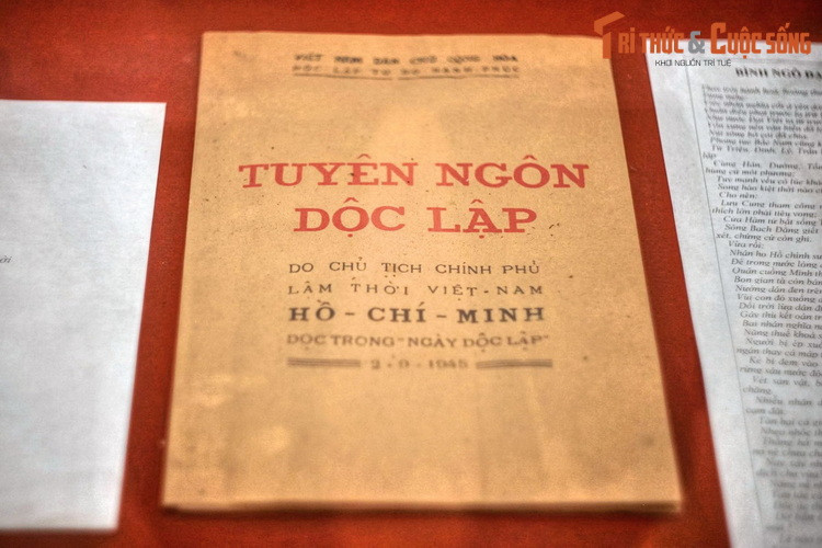 “Một buổi sáng, Bác và anh Nhân gọi anh em chúng tôi tới. Bản Tuyên ngôn lịch sử đã thảo xong, Bác mang đọc để tập thể thông qua. Như lời Bác nói lại sau này, đó là những giờ phút sảng khoái nhất của Người...”.