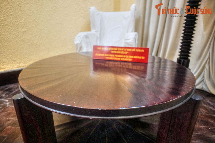 “Mỗi lần họ tới hỏi cụ có cần gì, cụ quay lại mỉm cười, chuyện trò đôi câu. Lần nào cụ cũng nói không có gì cần phải giúp đỡ. Họ không biết là mình đang chứng kiến những giờ phút lịch sử”.