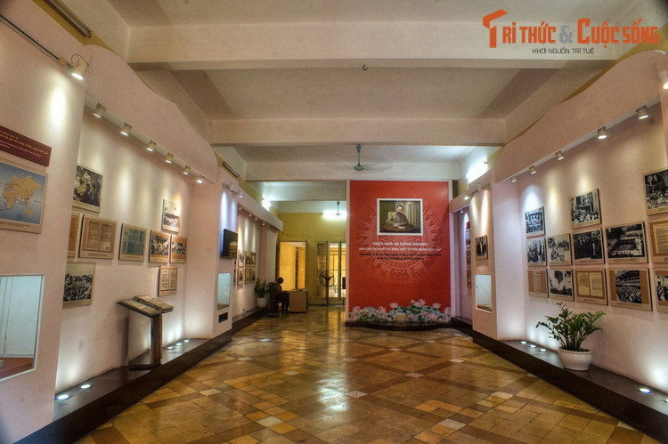 “Đối với những người giúp việc trong gia đình và hàng xóm thì Bác và chúng tôi là ‘các cụ và các ông ở nhà quê ra chơi’. Anh Ninh hồi đó có bộ râu rậm lười cạo nên cũng được coi lầm là một ‘ông cụ’”.