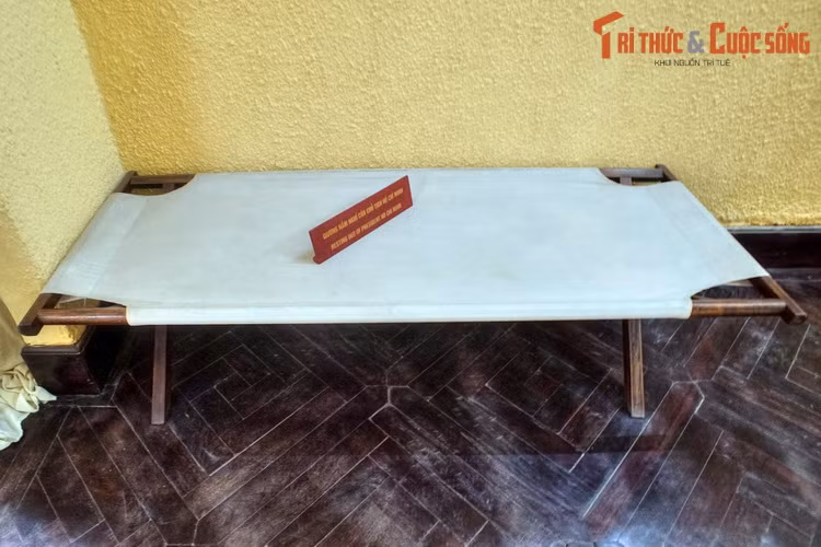 “Hết giờ làm việc, mỗi người kiếm một chỗ nghỉ luôn tại đó. Người nằm ở đi-văng. Người ngủ trên những chiếc ghế kê ghép lại. Bác nghỉ trên một chiếc ghế xếp bằng vải trước kia vẫn dựng ở góc buồng”.