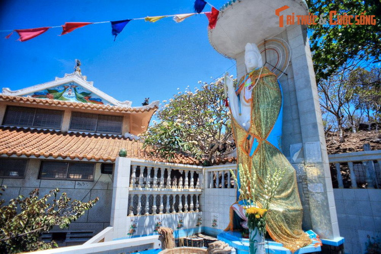 Thương tiếc người thiếu nữ xấu số, người dân địa phương lúc bấy giờ đã đem xác cô vào chôn cất trên đồi Cô Sơn. Từ đó cô luôn hiển linh báo mộng điềm lành, diệt trừ dịch bệnh, độ trì bá tánh, phù trợ ngư dân…