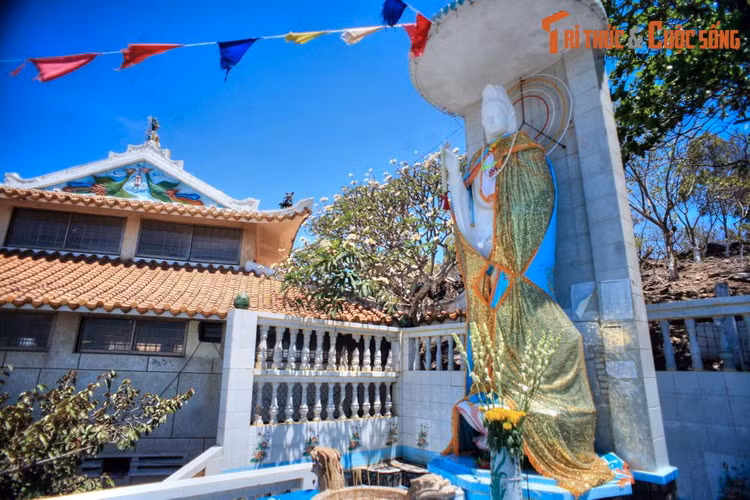 Thương tiếc người thiếu nữ xấu số, người dân địa phương lúc bấy giờ đã đem xác cô vào chôn cất trên đồi Cô Sơn. Từ đó cô luôn hiển linh báo mộng điềm lành, diệt trừ dịch bệnh, độ trì bá tánh, phù trợ ngư dân…