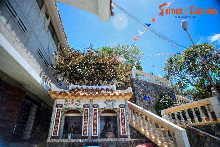 Tương truyền, cô Hồng là người ở Tam Quan (Bình Định), trên đường đi qua vùng biển Long Hải bằng thuyền thì gặp giông bão, cô bị rớt xuống biển tử nạn, xác trôi dạt vào Hòn Hang (gần khu di tích dinh Cô bây giờ). Lúc ấy, cô chỉ vừa sang tuổi 16.