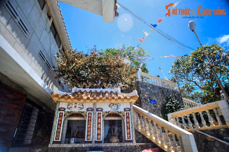 Tương truyền, cô Hồng là người ở Tam Quan (Bình Định), trên đường đi qua vùng biển Long Hải bằng thuyền thì gặp giông bão, cô bị rớt xuống biển tử nạn, xác trôi dạt vào Hòn Hang (gần khu di tích dinh Cô bây giờ). Lúc ấy, cô chỉ vừa sang tuổi 16.