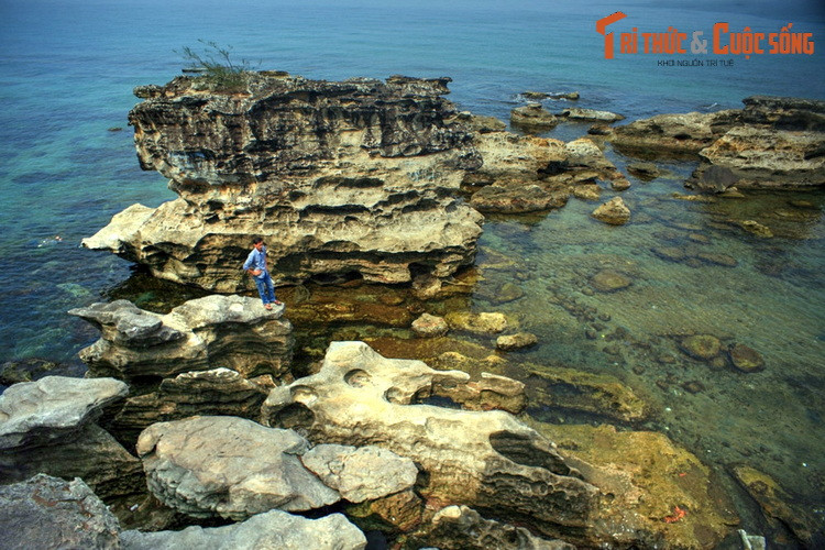 Một ngày nọ, dân trên đảo bỗng thấy một mỏm đá lớn, hình thù cổ quái dần dần nổi lên nơi cửa biển. Cho rằng đây là đá thiêng, mọi người đã góp tiền của công sức lập miếu thờ để cầu mong thần linh che chở trước tai ương từ biển cả.