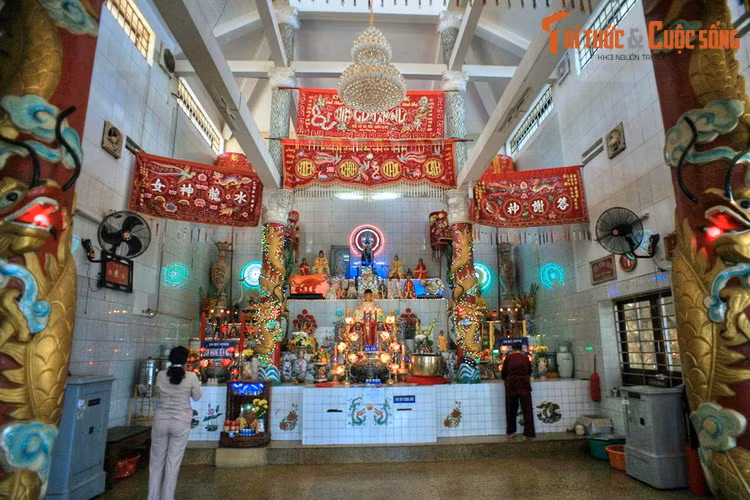 Dân trong vùng tôn xưng cô là "Long Hải Thần Nữ Bảo An Chánh Trực Nương Nương Chi Thần" và lập dinh thờ. Năm 1930, ngư dân Long Hải đã dời dinh lên đồi Kỳ Vân (địa điểm hiện tại). Năm 1987, dinh Cô được xây dựng và trùng tu lớn sau khi bị hỏa hoạn.