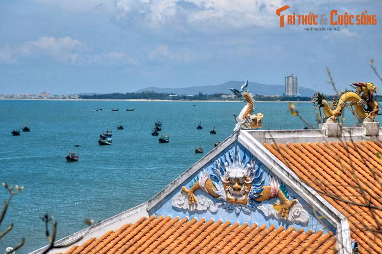 Hằng năm, vào ngày 10, 11 và 12 tháng 2 Âm lịch, người dân Long Hải mở lễ hội Nghinh Cô long trọng theo nghi thức cổ truyền, để cầu cho quốc thái dân an, mưa thuận gió hòa... Đây là một trong những lễ hội lớn, thu hút rất nhiều người đến tham quan và chiêm bái.