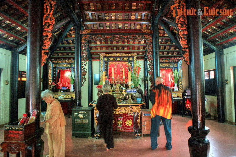 Có nhiều câu chuyện được lưu truyền về Thầy Thím như trừng phạt bọn buôn gạo lợi dụng năm mất mùa bóp chẹt dân nghèo, cứu giúp dân chài trong cơn sóng to gió dữ… Không dừng lại ở đó, họ còn cảm hoá cả thú rừng vốn là nỗi lo sợ của nhiều người khi khai phá miền đất mới.