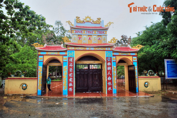 2. Tọa lạc tại xã Tân Tiến, thị xã La Gi, dinh Thầy Thím được xây dựng vào năm 1879, là một điểm đến được du khách gần xa biết đến ở tỉnh Bình Thuận. Sự hình thành của dinh gắn với câu chuyện về lối sống đạo nghĩa của Thầy Thím - vị thần được thờ ở nơi đây.